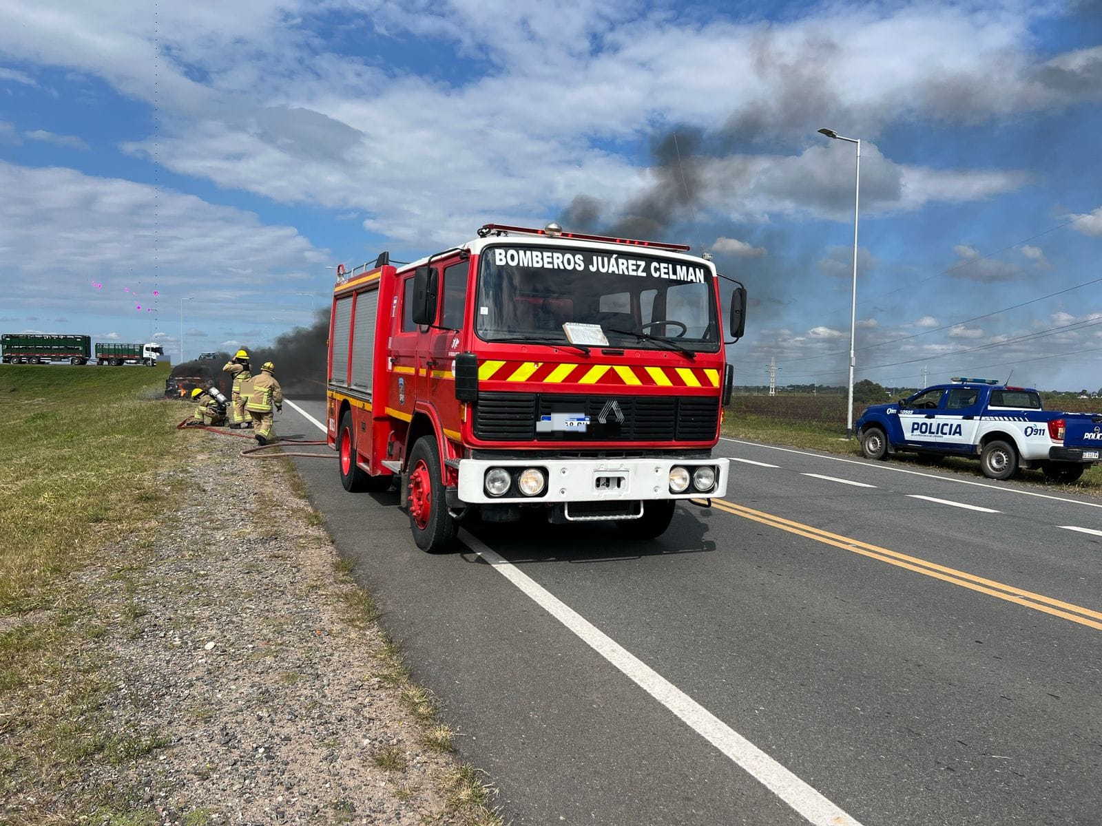 Por un cortocircuito se le prendió fuego el auto.