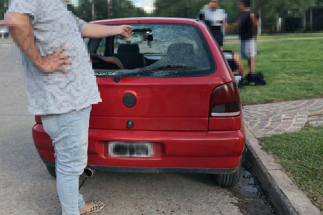 Colonia Caroya: perdió el control de la bici y chocó un auto estacionado