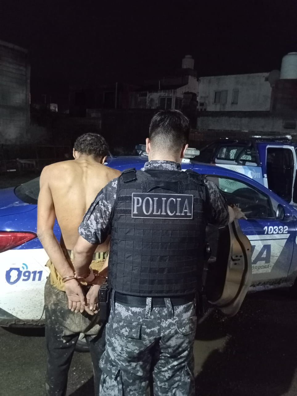 Cometió un delito y  lo atraparon, sus familiares agredieron a los efectivos policiales.