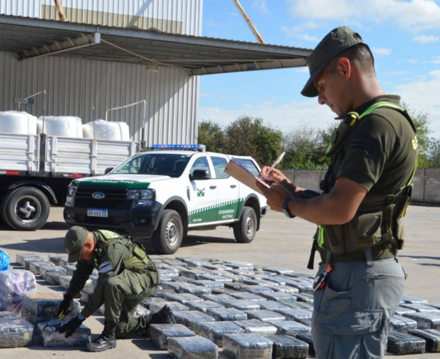 El dulce engaño: un camión que salió de Salta rumbo a Chile llevaba más de 3,8 toneladas de hojas de coca ocultas en azúcar