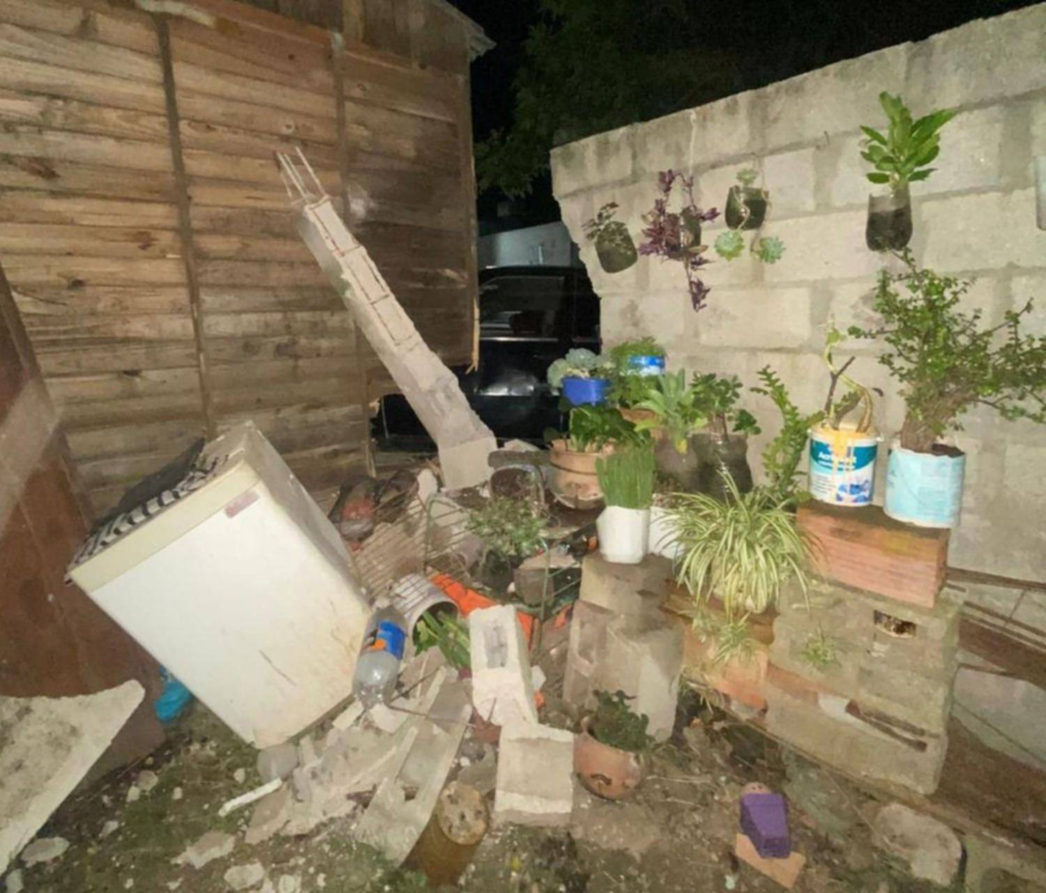 Circulaba en un auto con 1.55 de alcohol en sangre e impactó contra una casa de madera