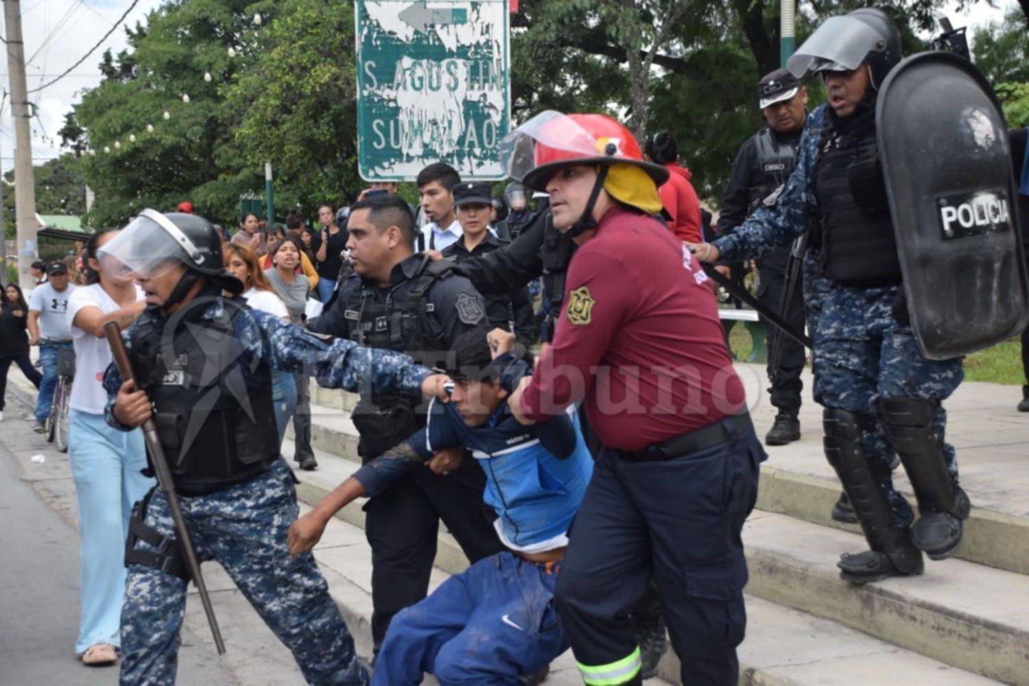 VIDEOS: Infantería desalojó y detuvo a vecinos que reclamaban por la muerte del niño atropellado en La Merced