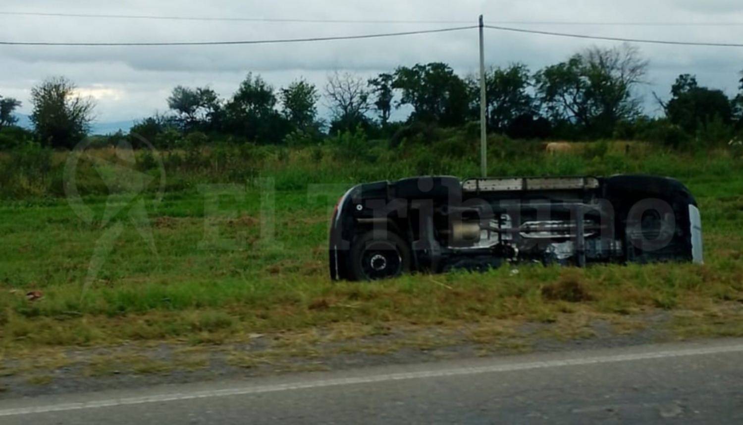 Vuelco en Circunvalación Oeste: un auto protagonizó un siniestro cerca de San Lorenzo Chico