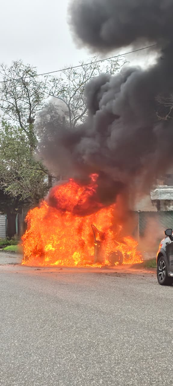 Colonia Caroya: Quiso mover un vehículo del taller y explotó