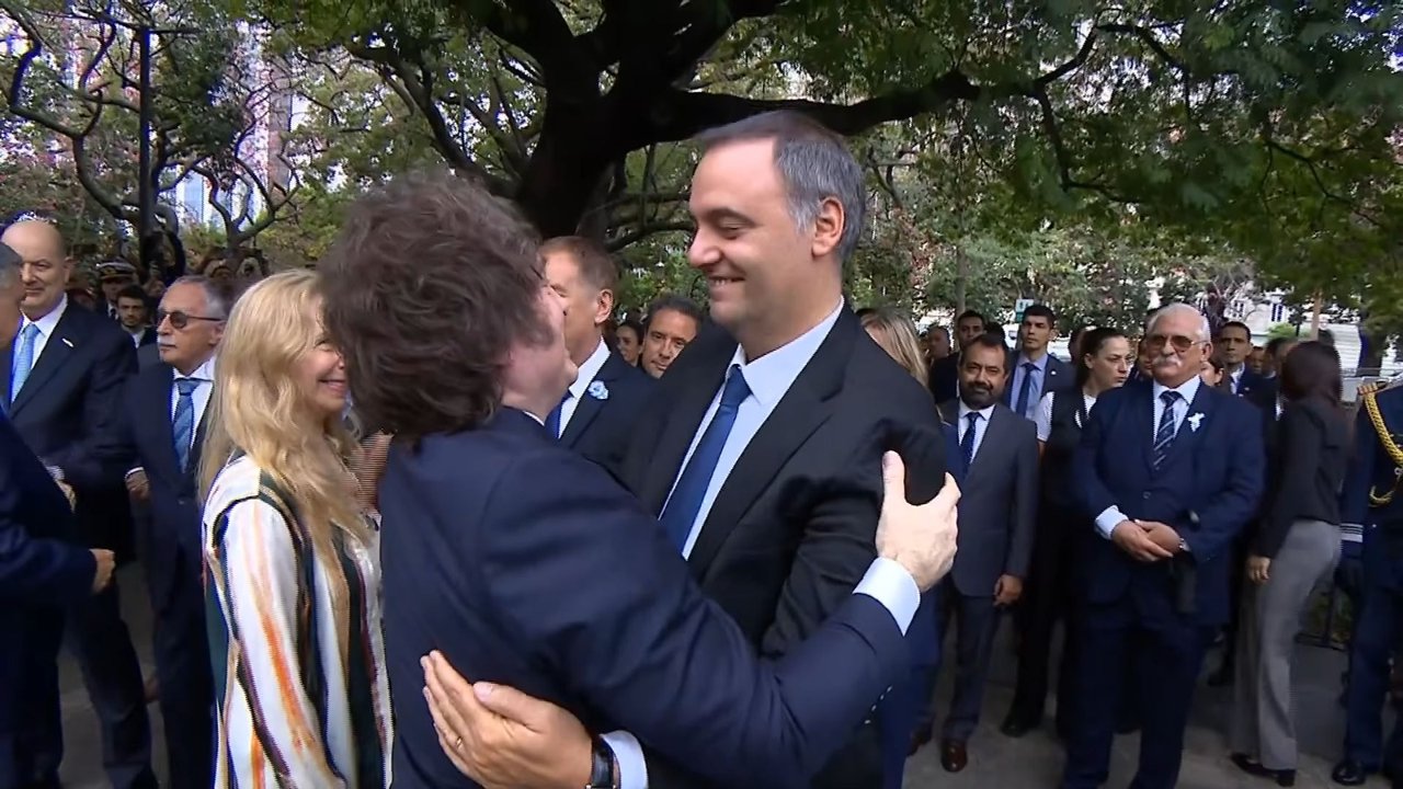 El abrazo que le dio Milei a Adorni en el acto por Malvinas