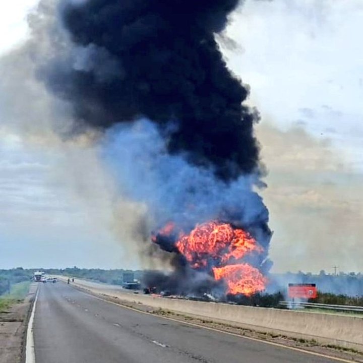Gualeguaychú: incendio en la ruta 14 por el choque de dos camiones