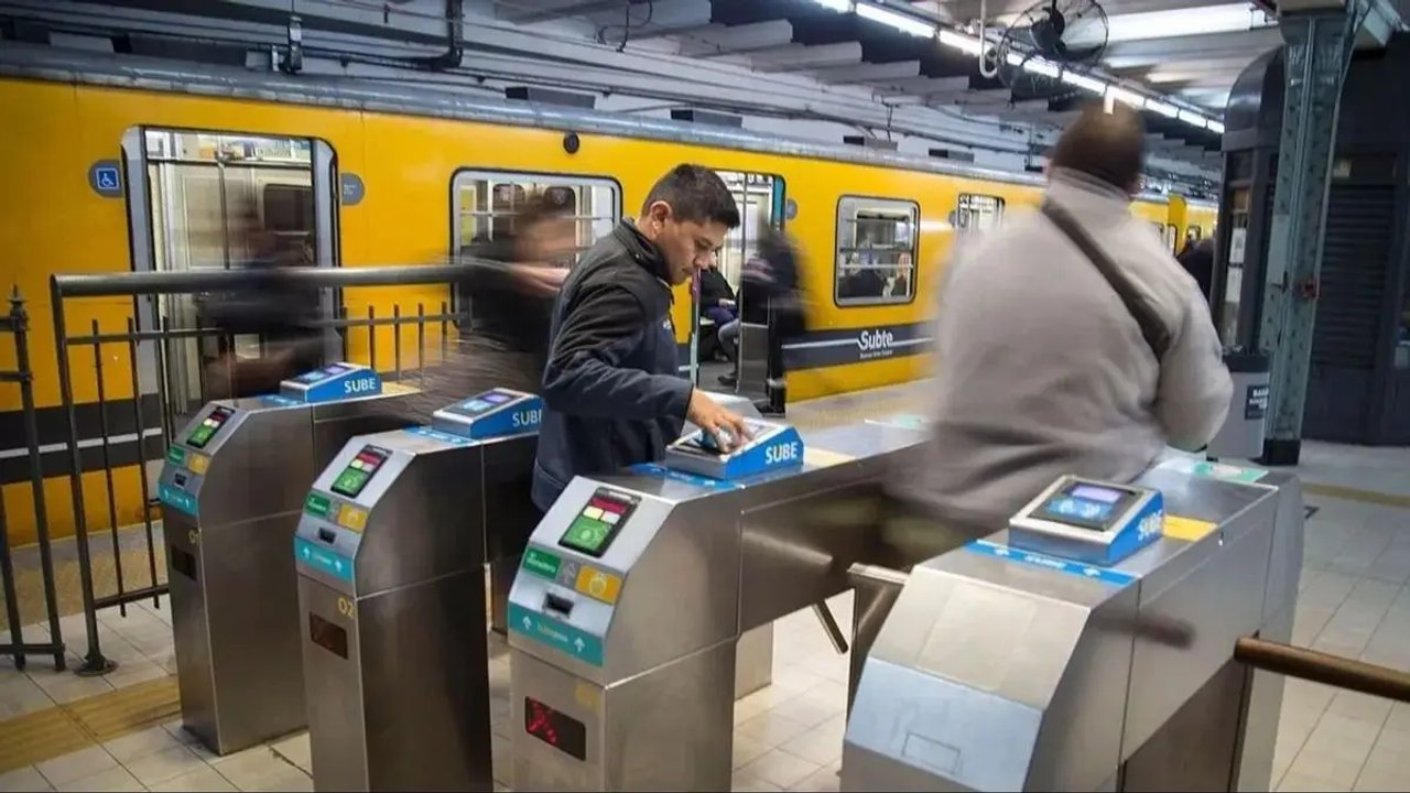 Conflicto en el Subte: liberarán molinetes en la Línea B por el despido de una trabajadora