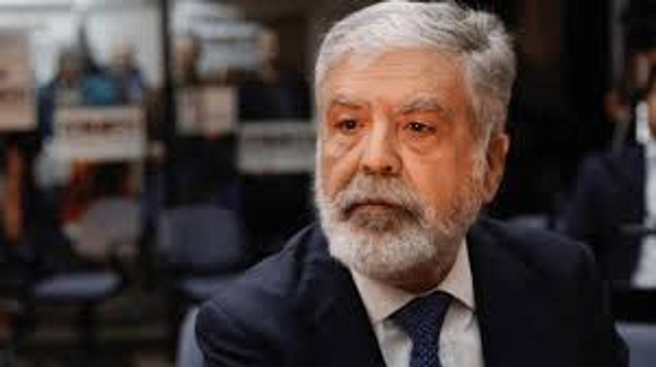Internado por "arritmia", preocupa la salud de Julio De Vido