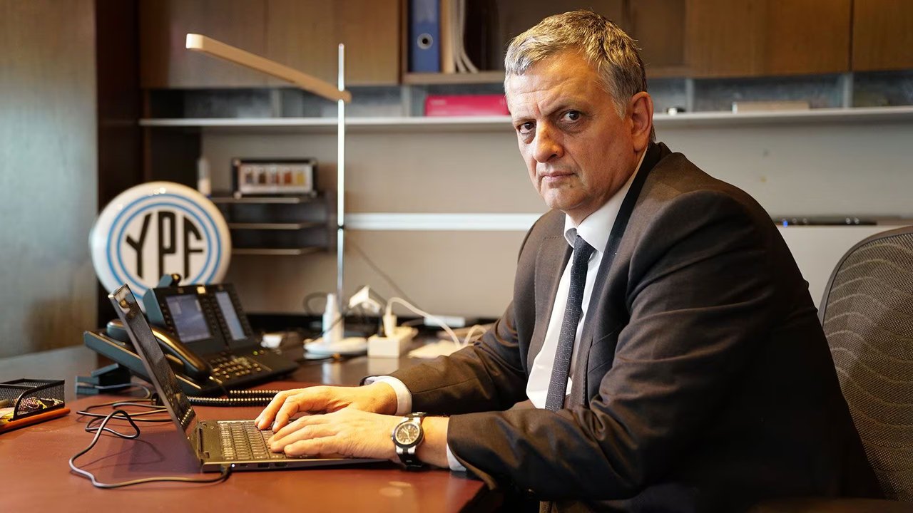 El presidente de YPF no supo, no quiso o no pudo decir a qué precio tiene la nafta