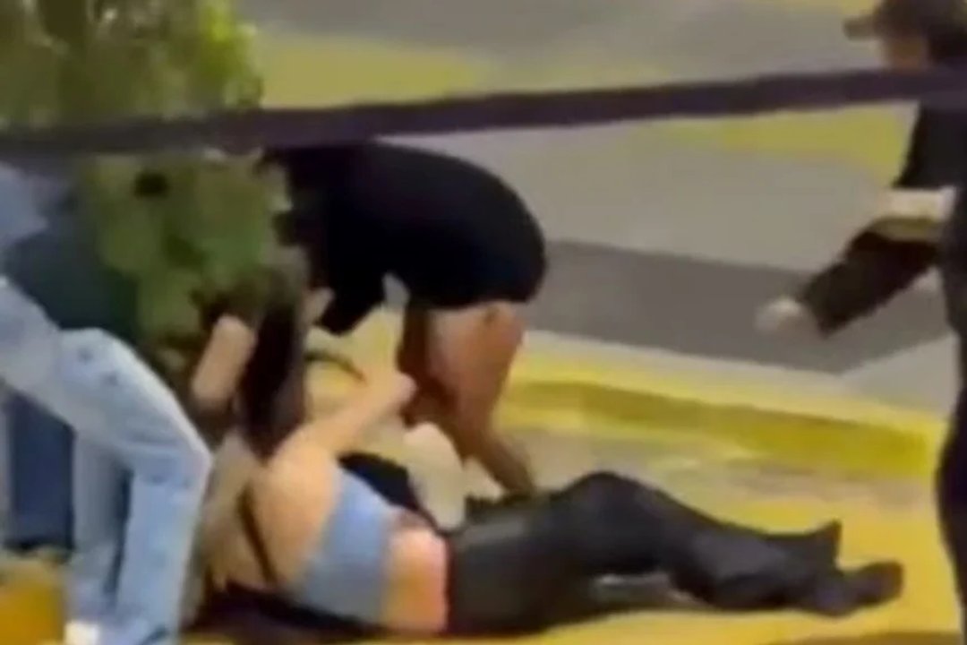 Brutal pelea de mujeres a la salida de un boliche en Neuquén