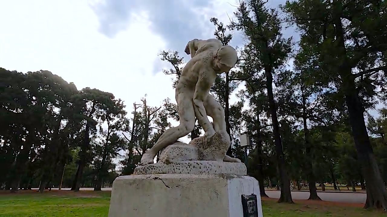 El ojo del arte: un atleta de mármol entre rosales y memoria clásica