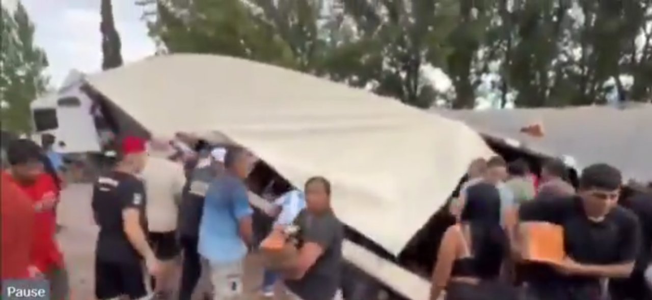 ¿Ya somos Suiza? En Mendoza volcó un camión de aceite y la gente se abalanzó para llevarse la carga