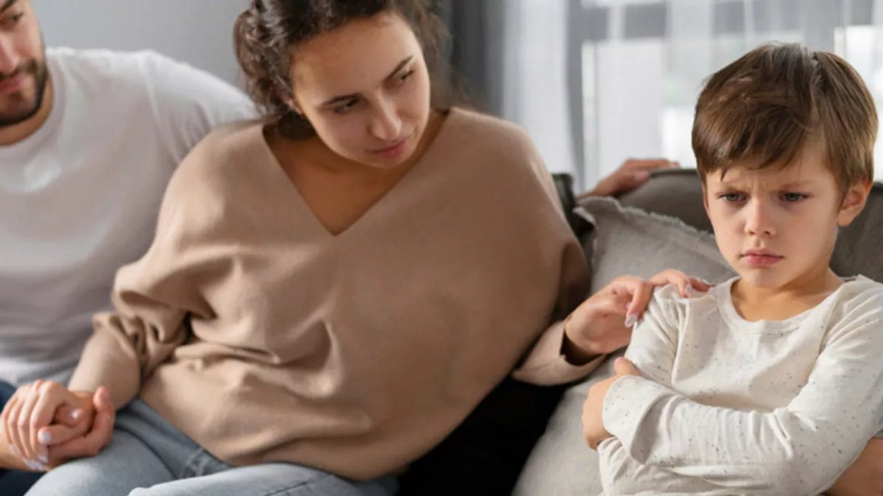 Qué frases que utilizan los padres afectan más a los hijos según la psicología