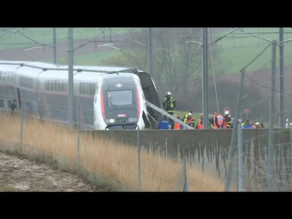 Trágico choque de un tren con camión en Francia: murió el maquinista y hay 27 heridos