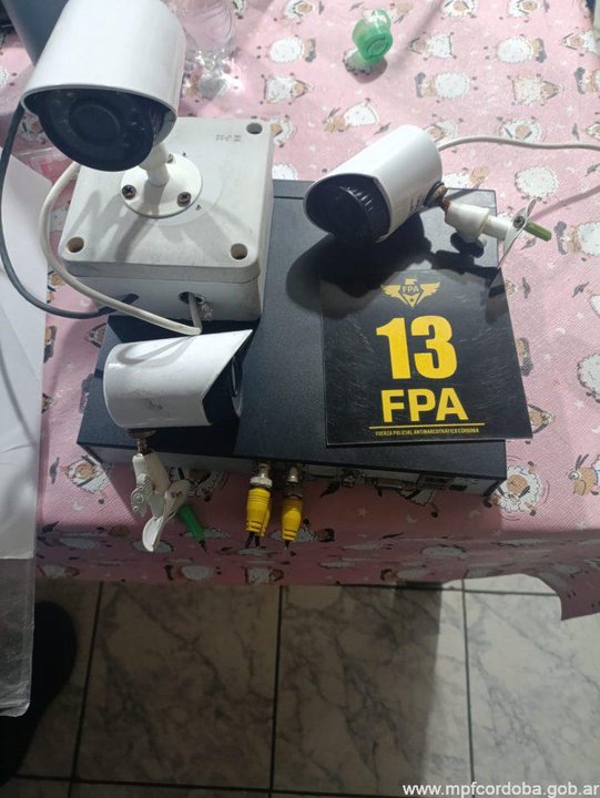 Córdoba: un hombre vendía cocaína e instaló cámaras de seguridad en los postes de luz de la zona