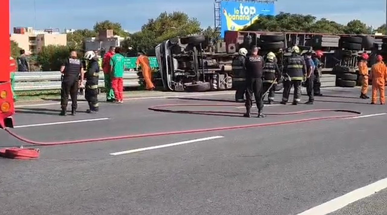 Choque y vuelco de un camión en la General Paz: un herido