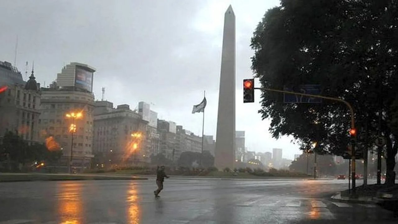 Las lluvias vuelven antes de lo previsto a Buenos Aires: qué anuncian el SMN y Meteored