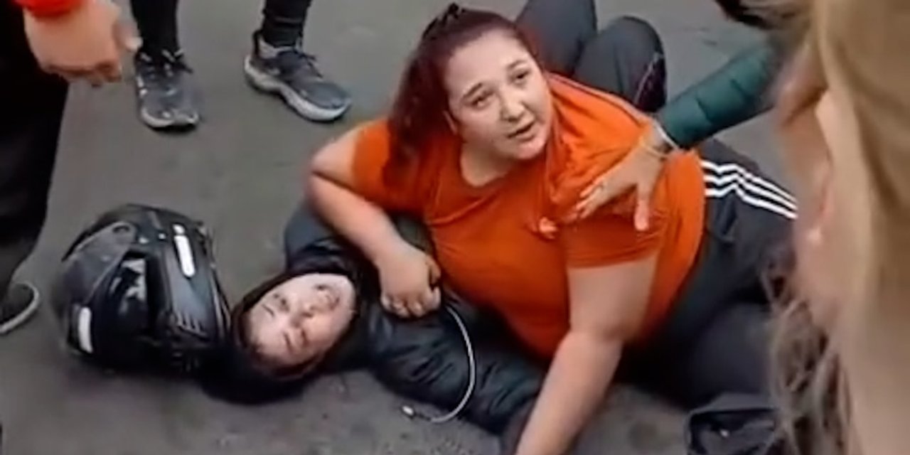 “Salí de arriba, está violeta”: pánico y gritos de alerta entre la gente por la pelea de dos mujeres en plena calle
