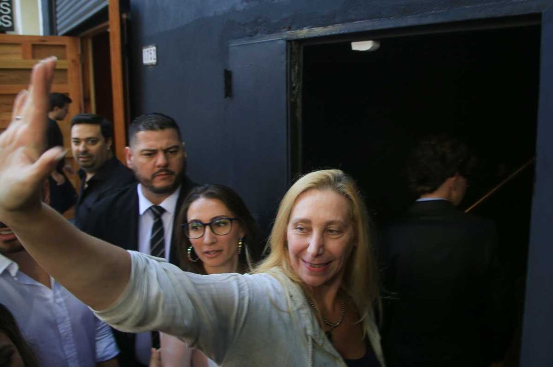 Karina Milei apareció en el balcón del recinto y la oposición le dedicó un cántico: “¿Adorni dónde está?“