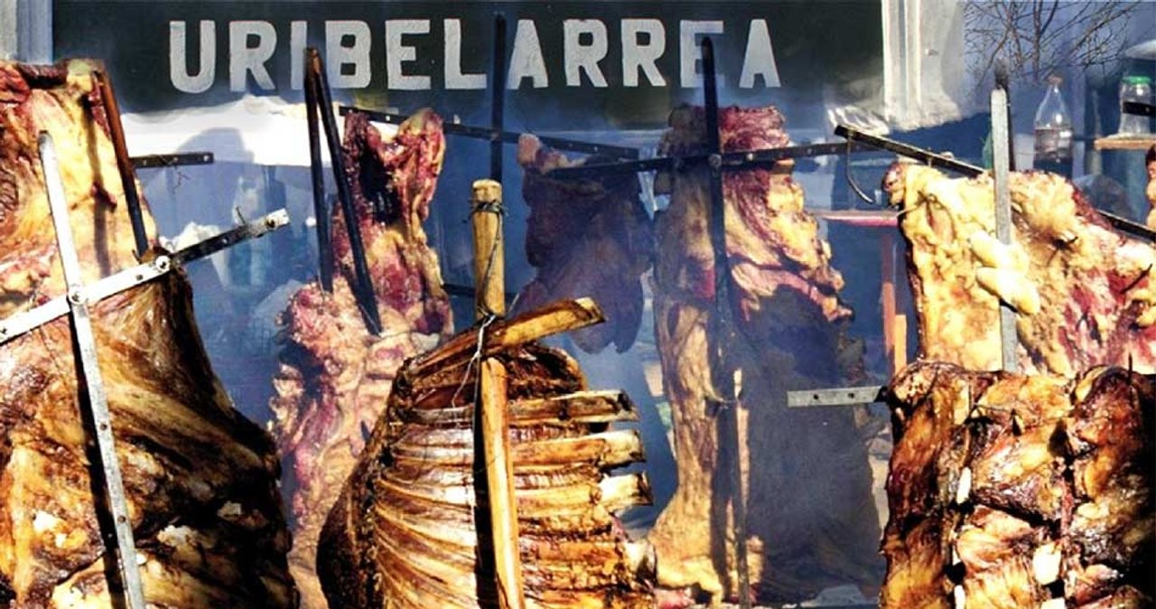 A solo 1h30m de CABA: el pueblito con pulperías de campo que organiza el Festival del Costillar Criollo