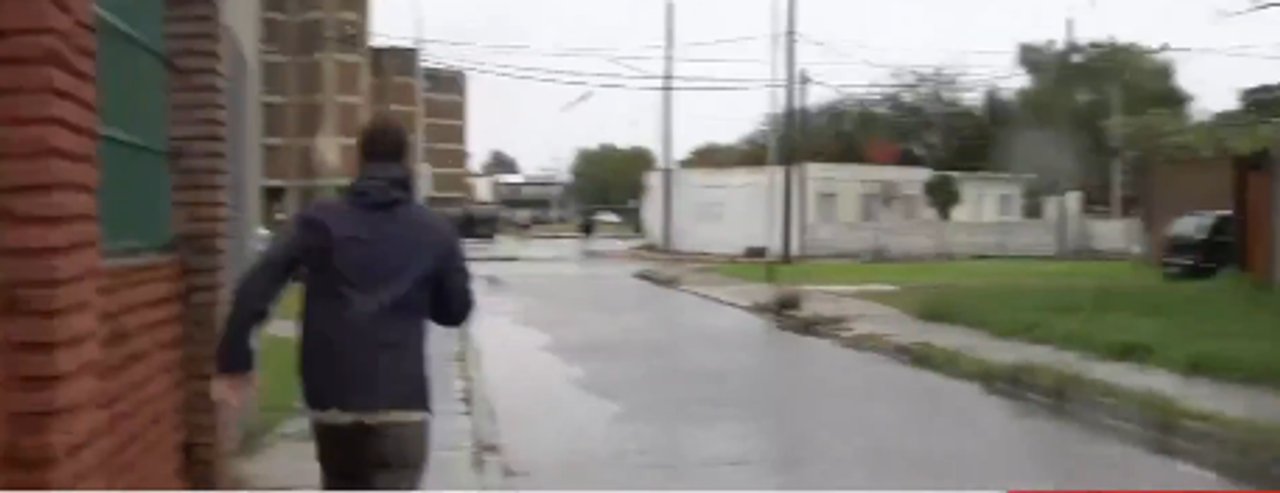 Inseguridad en Dock Sud: asaltaron a un equipo de televisión mientras cubría el temporal en vivo