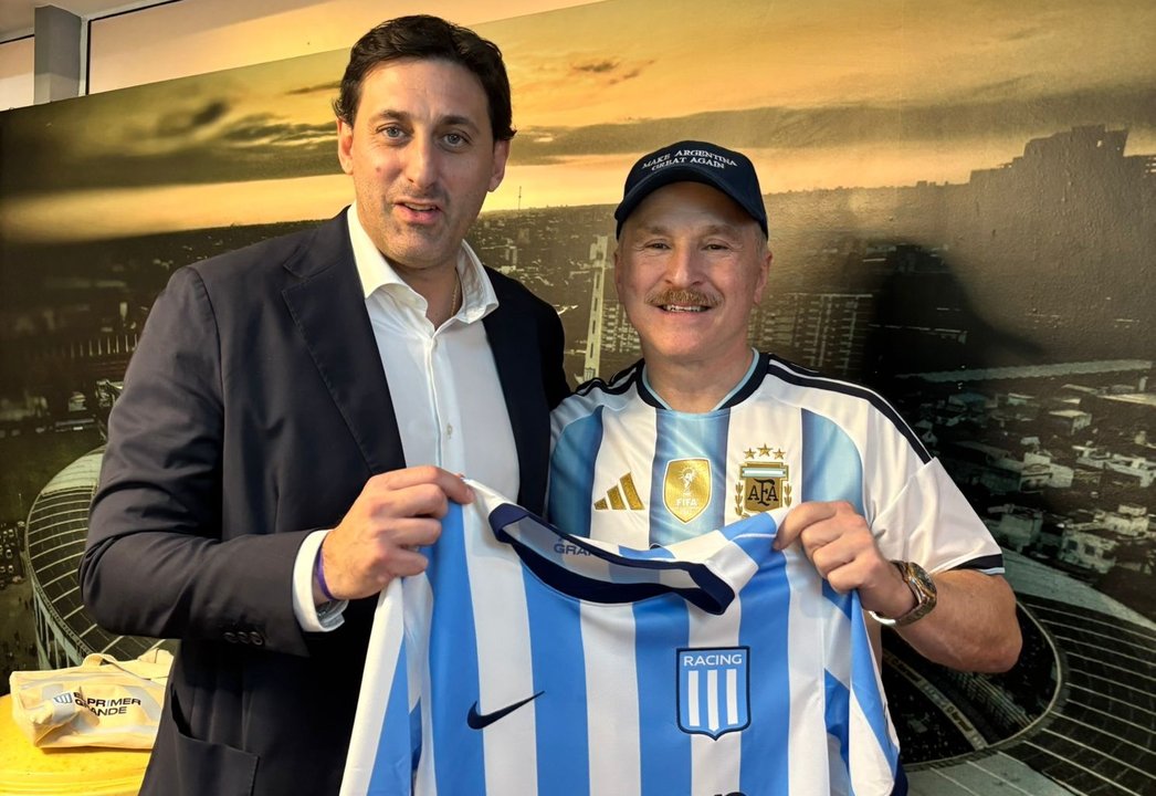 Milito le llevó la camiseta de Racing al embajador de Estados Unidos antes del partido con Botafogo
