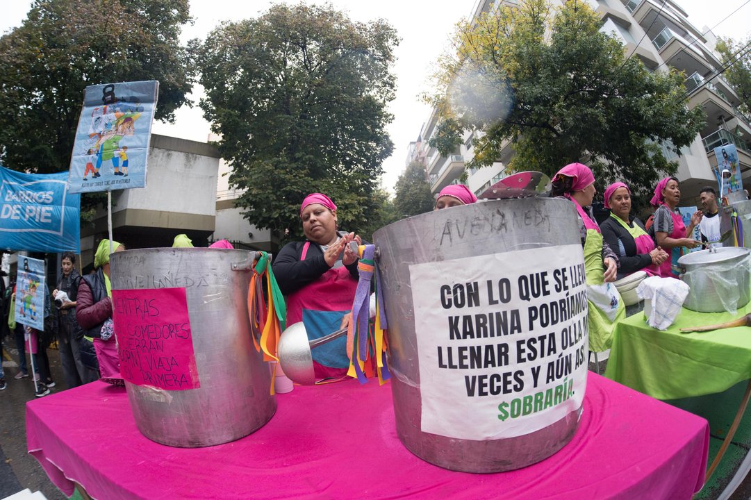 Caso Adorni: Realizaron una olla popular frente al departamento del jefe de Gabinete