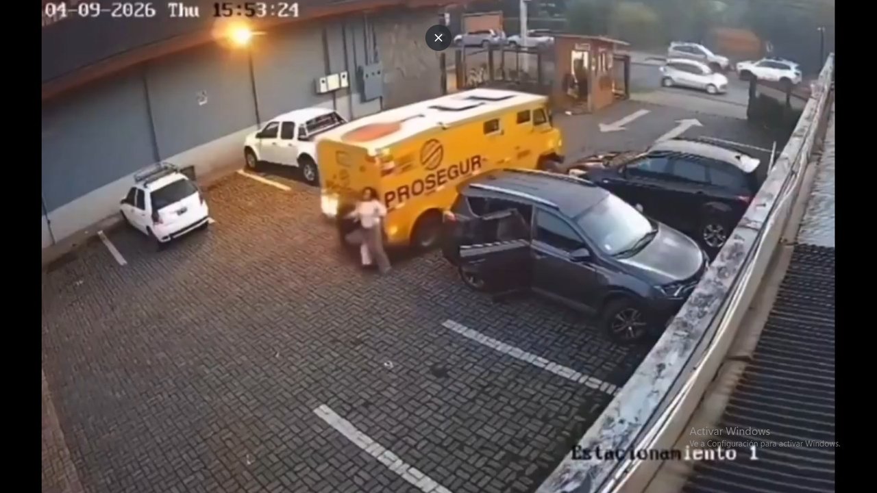 Terrorífico accidente: camión blindado aplastó a dos mujeres mientras daba marcha atrás