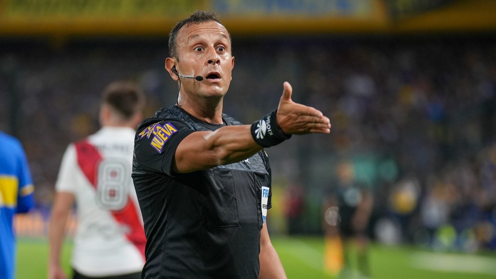 Los polémicos antecedentes del historial de Darío Herrera en el Superclásico