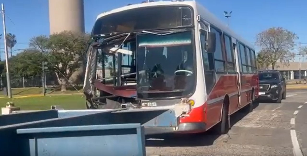 Brutal choque entre un camión y un micro escolar en Villa Lugano: varios heridos, entre ellos menores