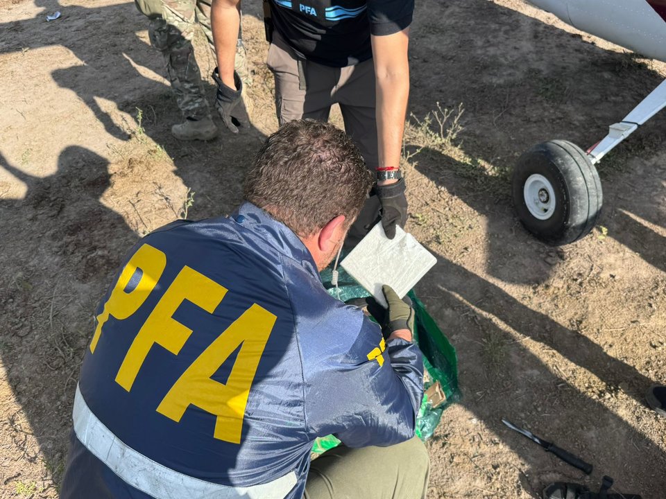 Interceptaron una avioneta en Santa Fe y secuestraron más de 400 kilos de cocaína: ocho detenidos