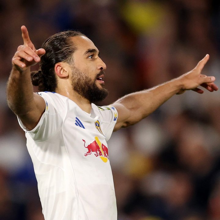 Leeds derrotó por 3 a 1 al Burnley y se acercó a asegurar la permanencia en la Premier League