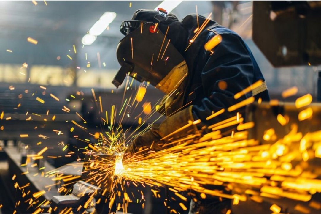 Al igual que la construcción, la industria repuntó en marzo y cortó una racha de ocho meses a la baja