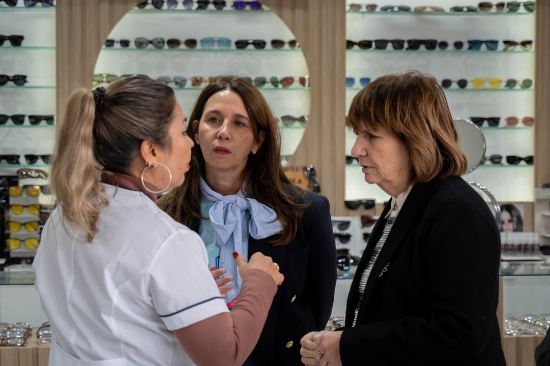 Tras apuntar contra Adorni, Patricia Bullrich recorrió la Ciudad