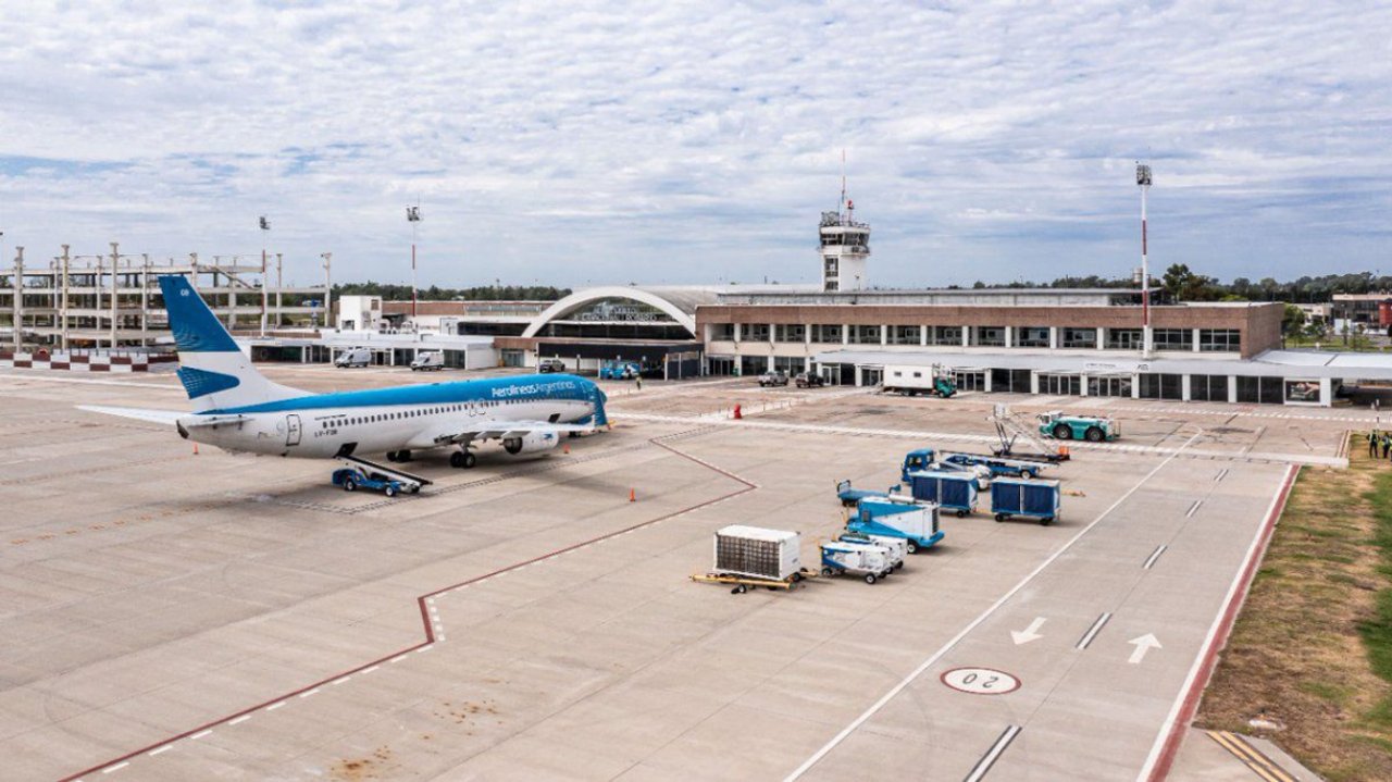 Rosario: intentaron tener sexo en un avión y terminaron detenidos por exhibicionismo