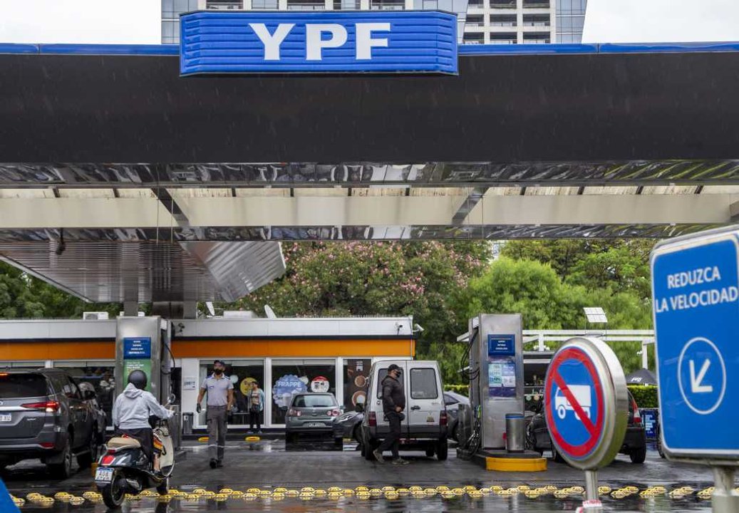 Tras el congelamiento de precios, YPF decide este lunes qué hará con los combustibles