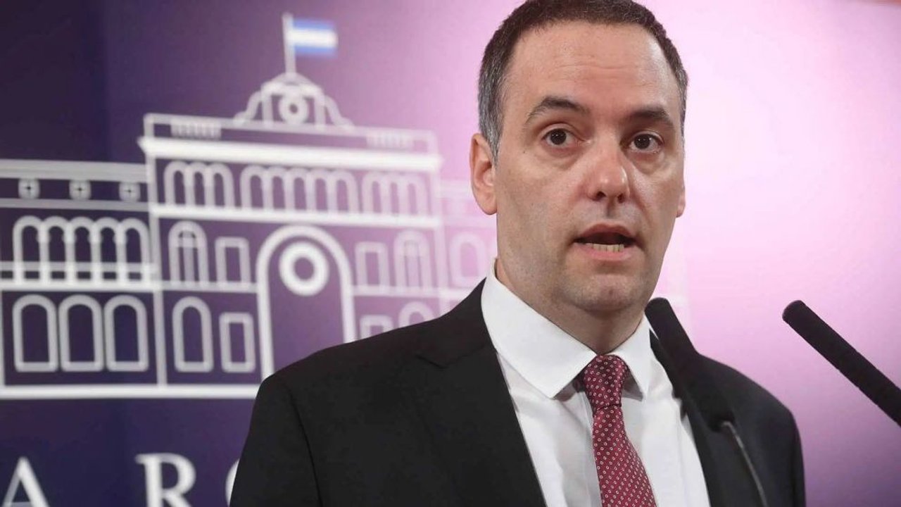 Manuel Adorni quiso celebrar el índice de inflación y la gente le pregunta por sus finanzas personales