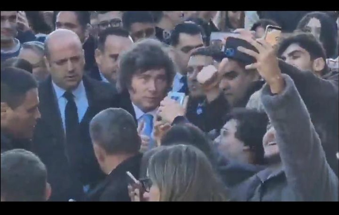Milei fue a una universidad privada, lo recibieron con "un saludo para Adorni“ y estallaron las burlas en redes