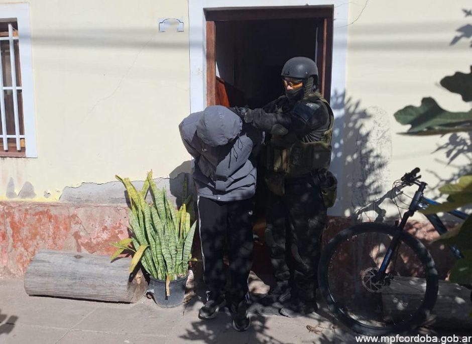 TENÍA ANTECEDENTES PENALES, VENDÍA DROGAS EN CRUZ DEL EJE Y FUE DETENIDO POR LA FPA