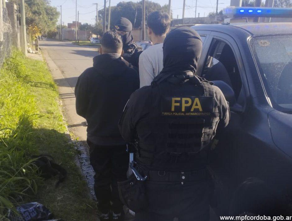 CÓRDOBA: FPA DETUVO A DOS SUJETOS Y SECUESTRÓ ESTUPEFACIENTES DURANTE UN CONTROL EN BARRIO CENTRO AMÉRICA