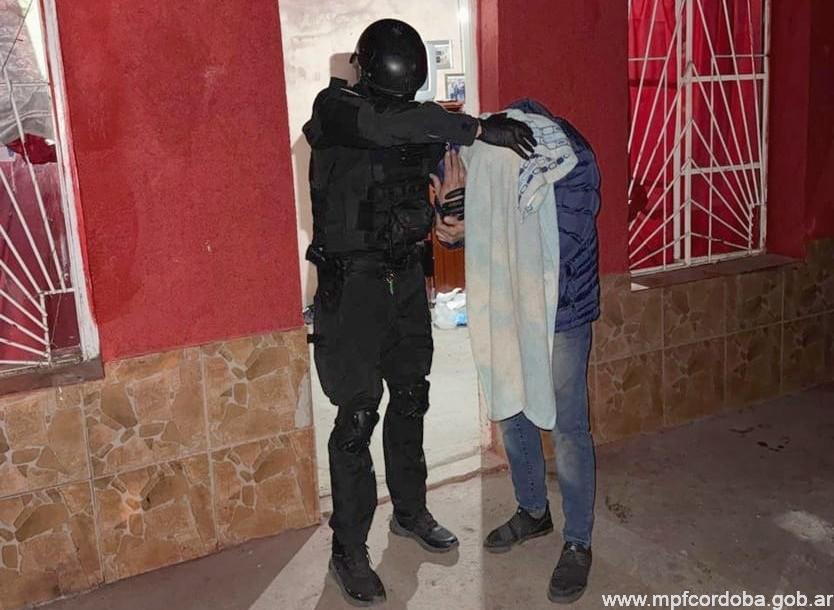 CÓRDOBA: FPA DETUVO A PADRE E HIJO POR VENTA DE DROGAS EN BARRIO JOSÉ IGNACIO DÍAZ