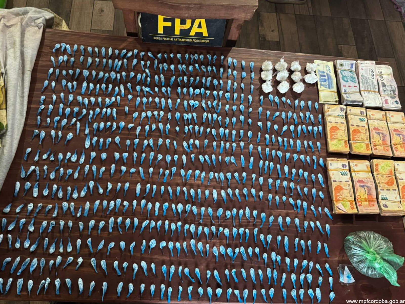 CÓRDOBA: FPA SECUESTRÓ 1800 DOSIS DE COCAÍNA Y MARIHUANA EN BARRIO YAPEYÚ. TRES DETENIDOS