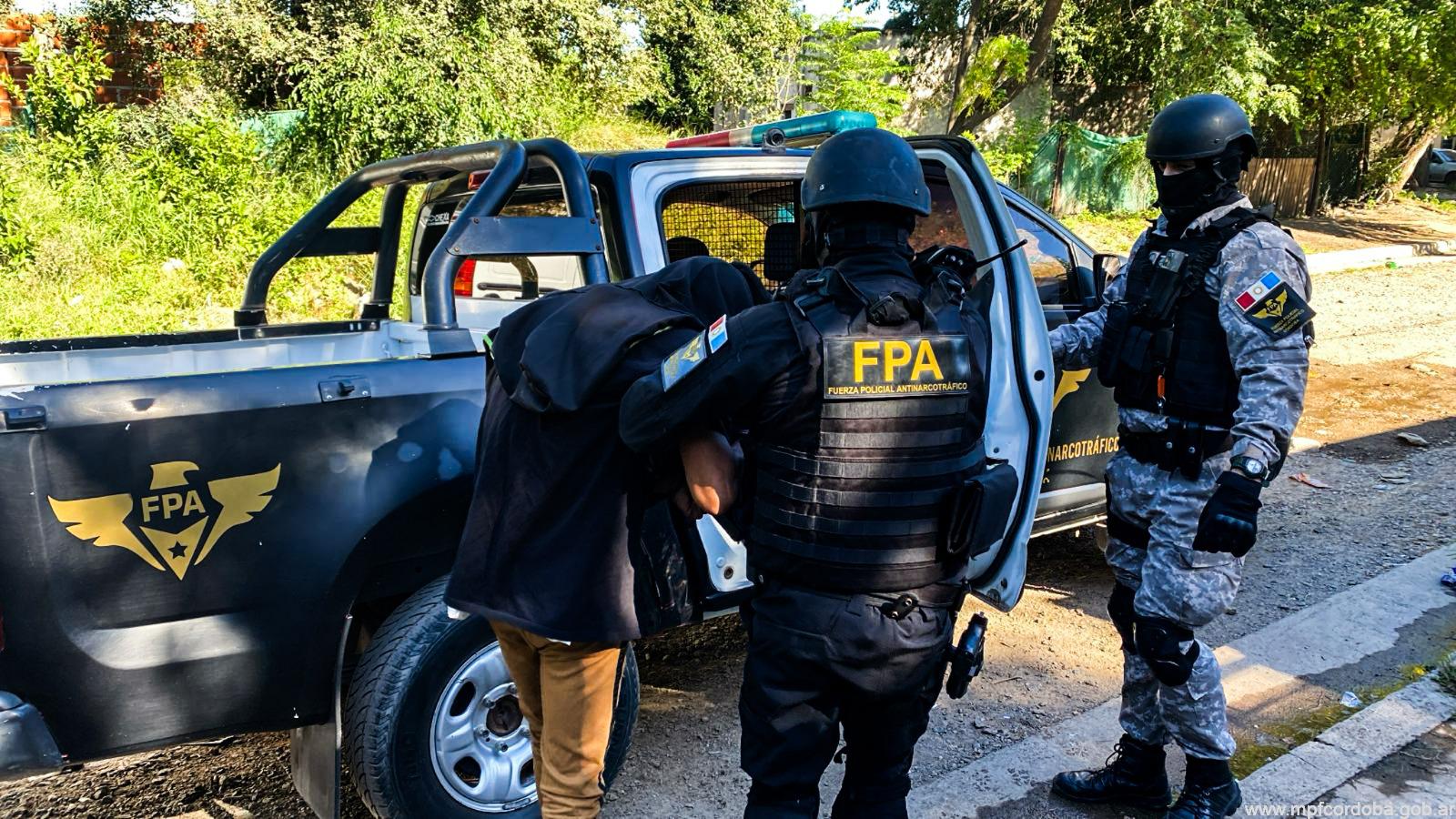 CÓRDOBA: FPA CERRÓ UN PUNTO DE VENTA Y SECUESTRÓ ESTUPEFACIENTES EN BARRIO ARGÜELLO LOURDES. DOS DETENIDOS