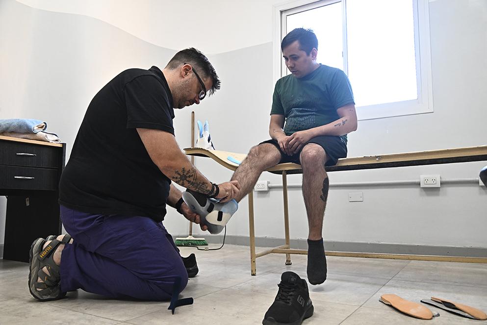 En Córdoba funciona un taller gratuito que produce órtesis y prótesis para pacientes sin obra social