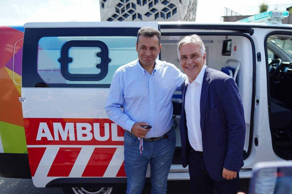 La Provincia entregó una ambulancia a la Comunidad Regional San Alberto