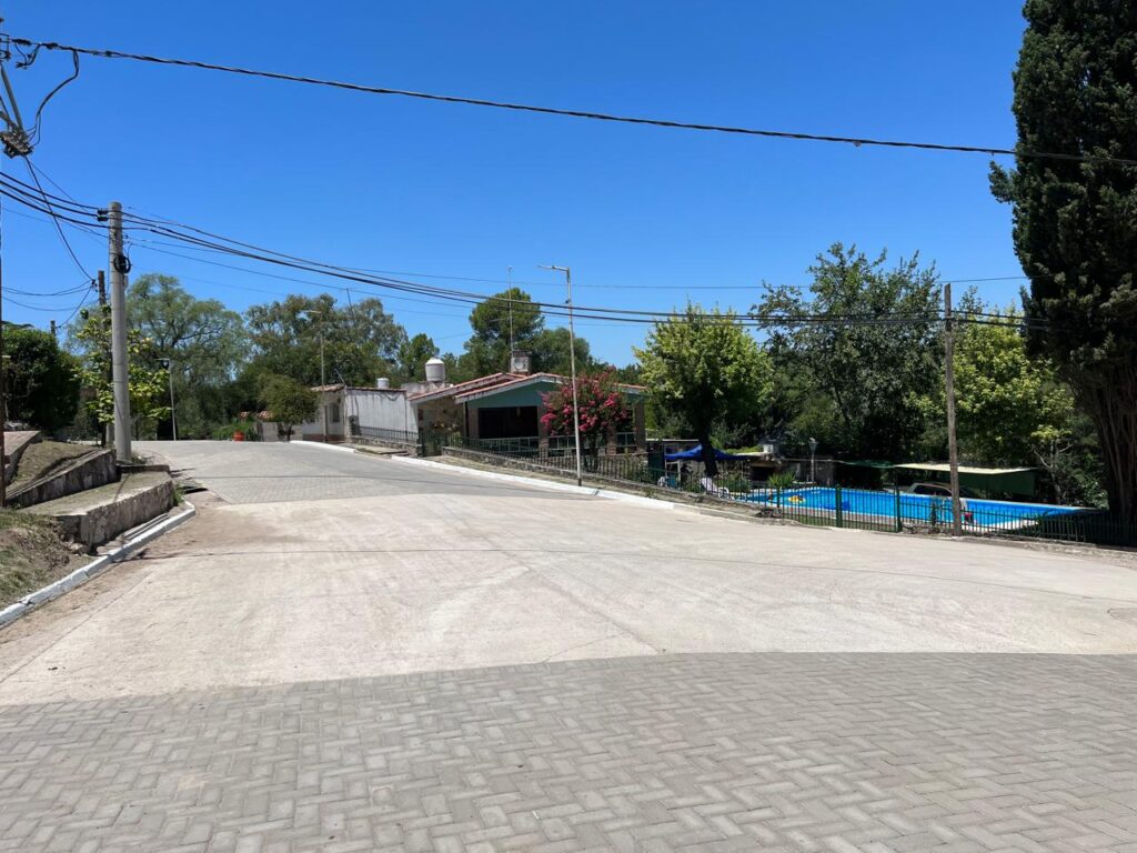 Agua de Oro: Habilitaron obras de adoquinado y cordón cuneta